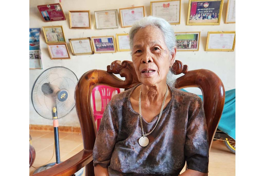 Bà Y Pan (làng Đăk Mế, xã Bờ Y) chia sẻ thông tin về dân tộc Brâu. Ảnh: D.L