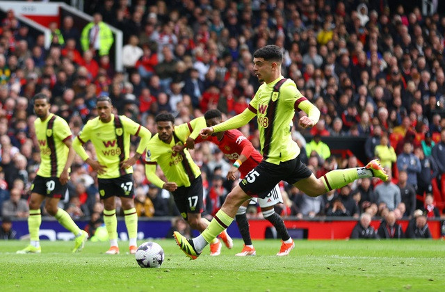 ... và cầu thủ người Thụy Sĩ gỡ hòa 1-1 cho Burnley ... và cầu thủ người Thụy Sĩ gỡ hòa 1-1 cho Burnley