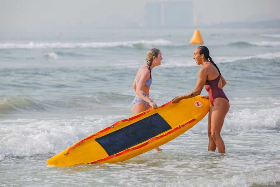 Du khách nước ngoài hào hứng với các trò chơi dưới biển.