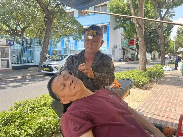 Ông Tài (một vị khách quen) cảm nhận ông Tùng lấy ráy tai rất nhẹ và dễ chịu, cắt tóc cũng rất vừa ý Ông Tài (một vị khách quen) cảm nhận ông Tùng lấy ráy tai rất nhẹ và dễ chịu, cắt tóc cũng rất vừa ý