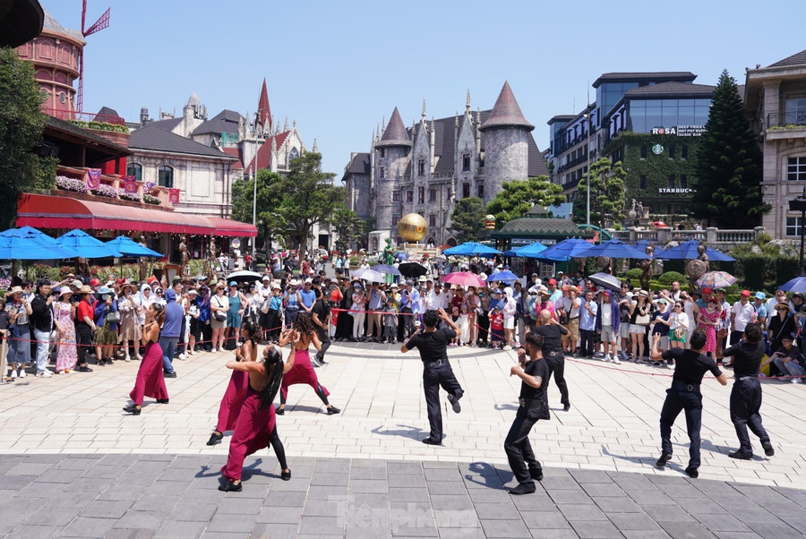 Du khách tấp nập tại Bà Nà Hills. Du khách tấp nập tại Bà Nà Hills.