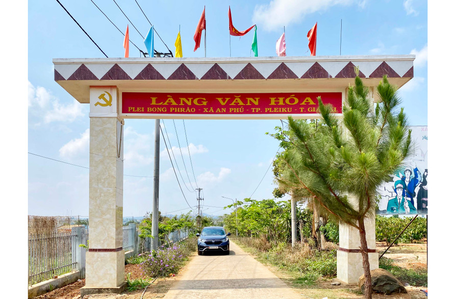 Đường vào làng Bong Phrâo (xã An Phú, TP. Pleiku) khang trang, sạch đẹp. Ảnh: K.N Đường vào làng Bong Phrâo (xã An Phú, TP. Pleiku) khang trang, sạch đẹp. Ảnh: K.N