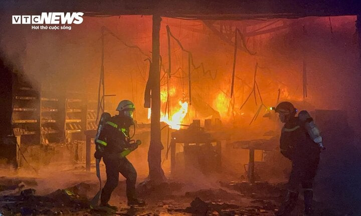 Nhiều tài sản bên trong bị cháy. (Ảnh: Hoàng Thọ) Nhiều tài sản bên trong bị cháy. (Ảnh: Hoàng Thọ)