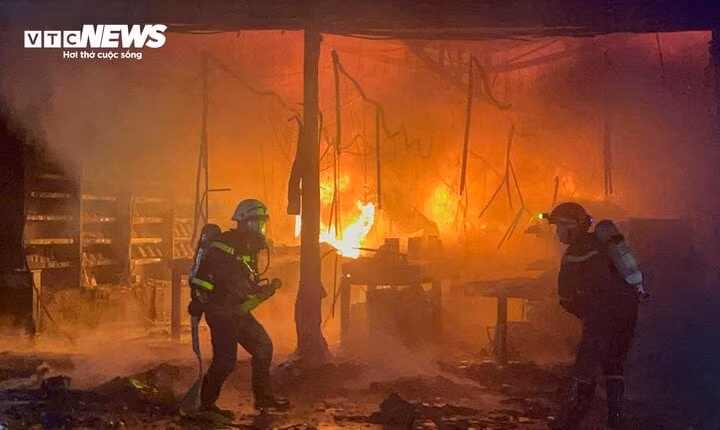 Nhiều tài sản bên trong bị cháy. (Ảnh: Hoàng Thọ)