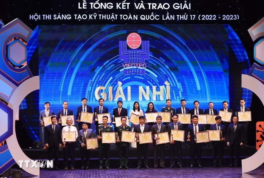 Các tác giả và nhóm tác giả đạt giải Nhì của Hội thi Sáng tạo kỹ thuật toàn quốc lần thứ 17. (Ảnh: Tuấn Anh/TTXVN)