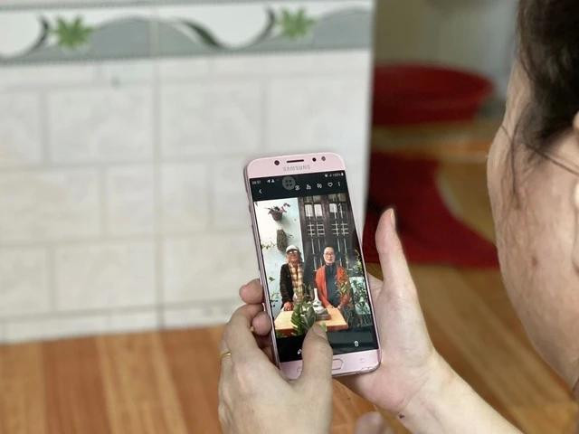 Mỗi khi nhớ nhà, chị Thái Huyền lại ngắm bức hình của ba mẹ ở quê, đó cũng là động lực để chị cố gắng trong cuộc sống