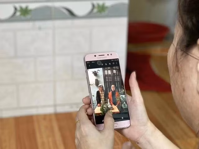 Mỗi khi nhớ nhà, chị Thái Huyền lại ngắm bức hình của ba mẹ ở quê, đó cũng là động lực để chị cố gắng trong cuộc sống