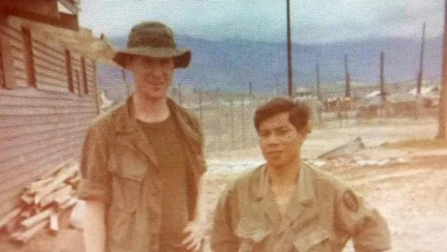 Hình ảnh Matthew Keenan (trái) đến Việt Nam năm 1971 Hình ảnh Matthew Keenan (trái) đến Việt Nam năm 1971