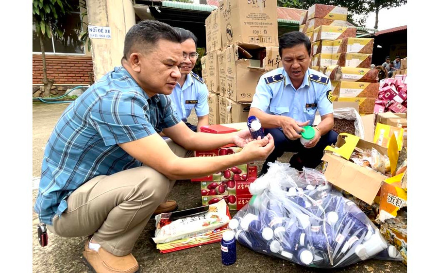 Lực lượng Quản lý thị trường kiểm đếm hàng hóa vi phạm để đưa đi tiêu hủy. Ảnh: V.T