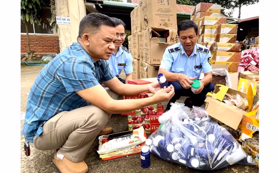 Lực lượng Quản lý thị trường kiểm đếm hàng hóa vi phạm để đưa đi tiêu hủy. Ảnh: V.T