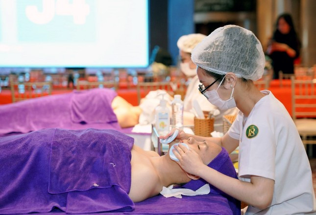 Thí sinh đang thể hiện phần thi tại hạng mục Kỹ thuật viên chăm sóc da. Ảnh: BTC Thí sinh đang thể hiện phần thi tại hạng mục Kỹ thuật viên chăm sóc da. Ảnh: BTC
