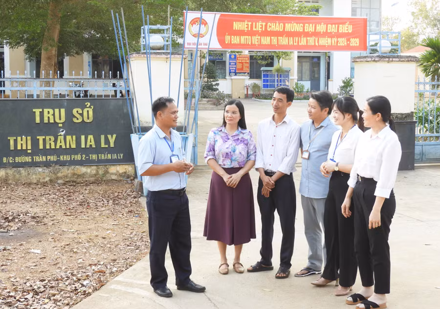 Cán bộ thị trấn Ia Ly (huyện Chư Păh) trao đổi công việc. Ảnh: T.N Cán bộ thị trấn Ia Ly (huyện Chư Păh) trao đổi công việc. Ảnh: T.N