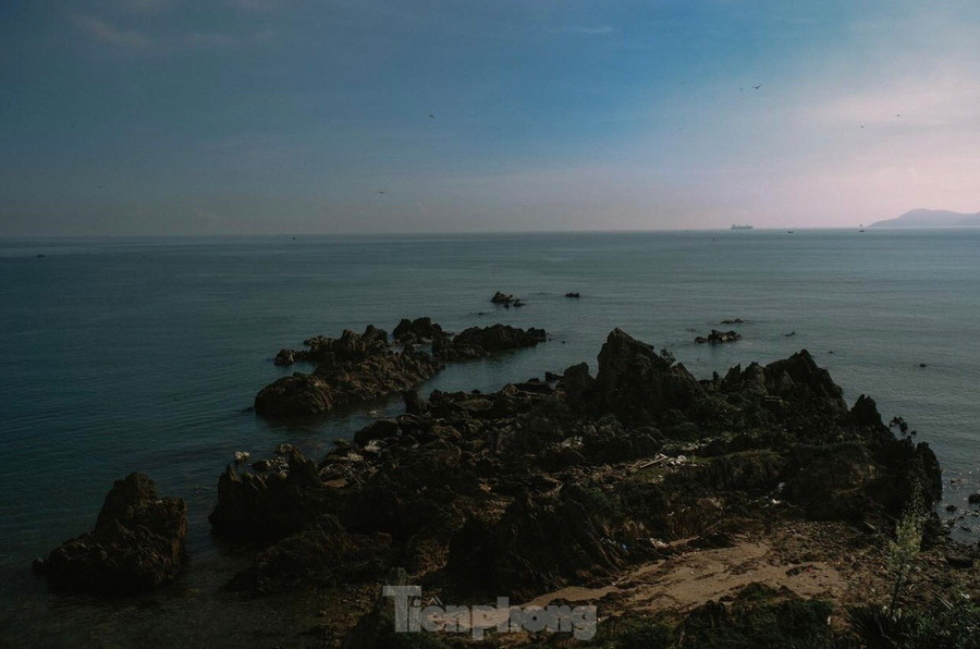 Các phiến đá có hình thù độc đáo. Ảnh: Trần An. Các phiến đá có hình thù độc đáo. Ảnh: Trần An.