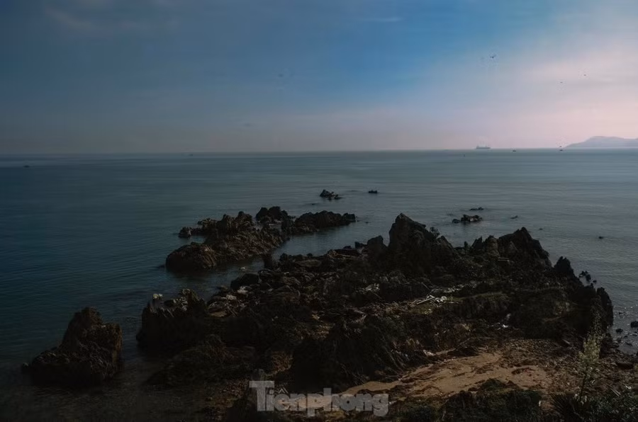 Các phiến đá có hình thù độc đáo. Ảnh: Trần An.