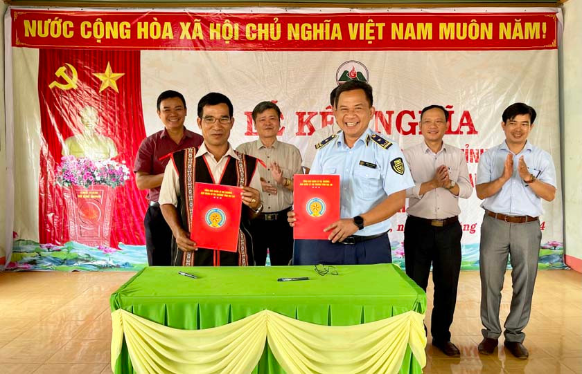 Cục Quản lý thị trường Gia Lai kết nghĩa với làng Chuk (xã Kon Thụp, huyện Mang Yang). Ảnh: V.T Cục Quản lý thị trường Gia Lai kết nghĩa với làng Chuk (xã Kon Thụp, huyện Mang Yang). Ảnh: V.T