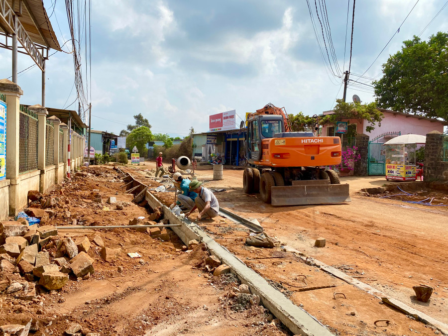 Hệ thống giao thông trên địa bàn xã Tân Sơn (TP. Pleiku) được đầu tư, nâng cấp, ngày càng hoàn thiện, góp phần trong xây dựng nông thôn mới. Ảnh: H.D Hệ thống giao thông trên địa bàn xã Tân Sơn (TP. Pleiku) được đầu tư, nâng cấp, ngày càng hoàn thiện, góp phần trong xây dựng nông thôn mới. Ảnh: H.D