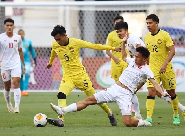 Minh Khoa có màn thể hiện xuất sắc ở hàng tiền vệ