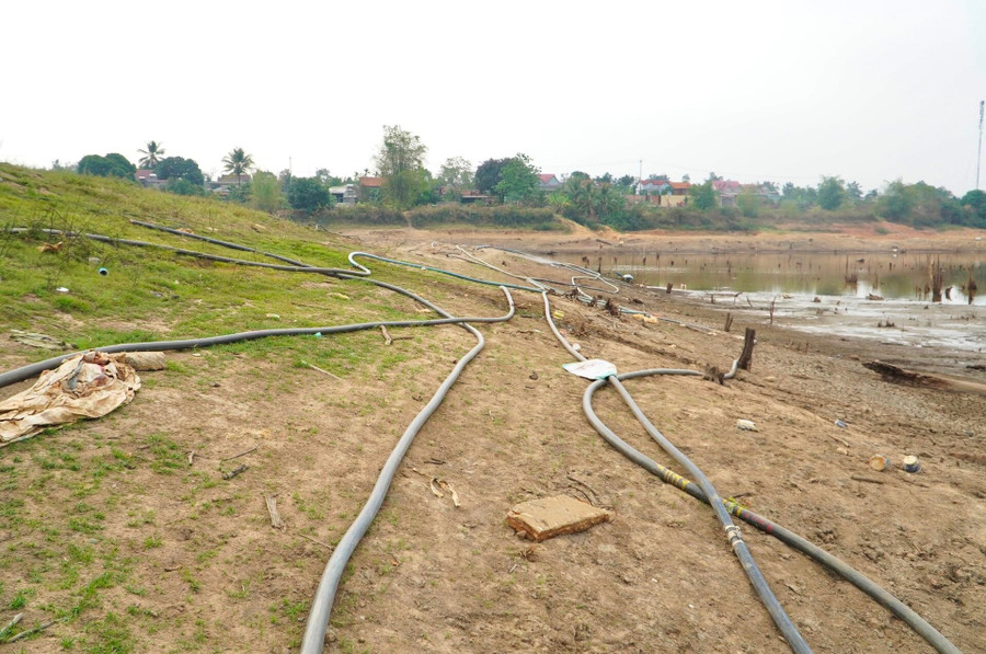 Để cứu cây trồng, người dân đã huy động hàng chục máy bơm công suất lớn hoạt động suốt ngày đêm. Để cứu cây trồng, người dân đã huy động hàng chục máy bơm công suất lớn hoạt động suốt ngày đêm.