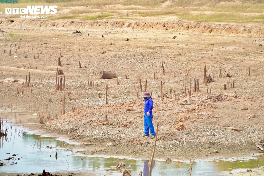 Lòng hồ thủy lợi C3 (thôn Bình Minh, xã Hà Mòn, huyện Đăk Hà, tỉnh Kon Tum) là nguồn cung cấp nước chính cho gần 180 ha cà phê tại khu vực xã Hà Mòn. Lòng hồ thủy lợi C3 (thôn Bình Minh, xã Hà Mòn, huyện Đăk Hà, tỉnh Kon Tum) là nguồn cung cấp nước chính cho gần 180 ha cà phê tại khu vực xã Hà Mòn.