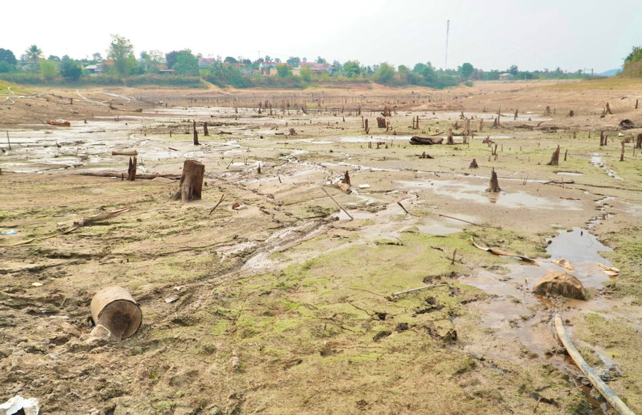 Tây Nguyên đang vào giai đoạn cao điểm mùa khô. Mực nước và lưu lượng trên các sông suối giảm dần và duy trì ở mức thấp hơn trung bình nhiều năm. Người dân đang phải ra sức khoan giếng, đào ao, khoét lòng hồ để lấy nước, duy trì sự sống của cây trồng qua mùa khô hạn. Tây Nguyên đang vào giai đoạn cao điểm mùa khô. Mực nước và lưu lượng trên các sông suối giảm dần và duy trì ở mức thấp hơn trung bình nhiều năm. Người dân đang phải ra sức khoan giếng, đào ao, khoét lòng hồ để lấy nước, duy trì sự sống của cây trồng qua mùa khô hạn.