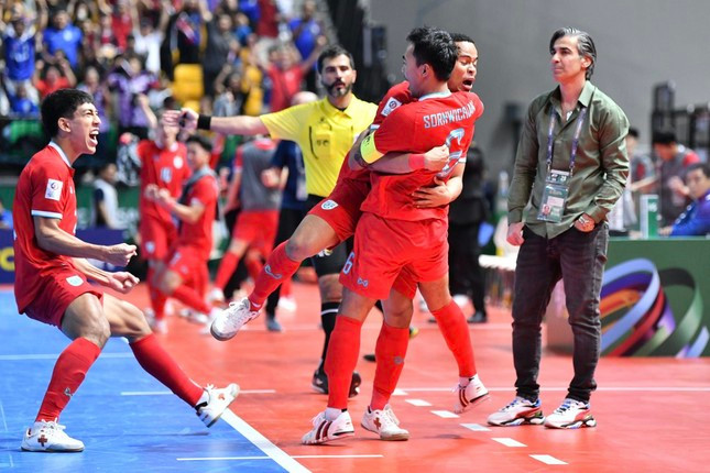 Thái Lan chỉ hưởng niềm vui đúng 1 phút Thái Lan chỉ hưởng niềm vui đúng 1 phút