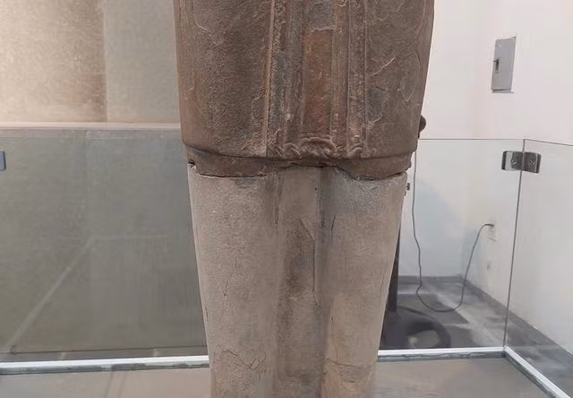 Điểm khớp nối giữa phần chân và phần thân là điểm thú vị của bảo tượng Shiva Điểm khớp nối giữa phần chân và phần thân là điểm thú vị của bảo tượng Shiva