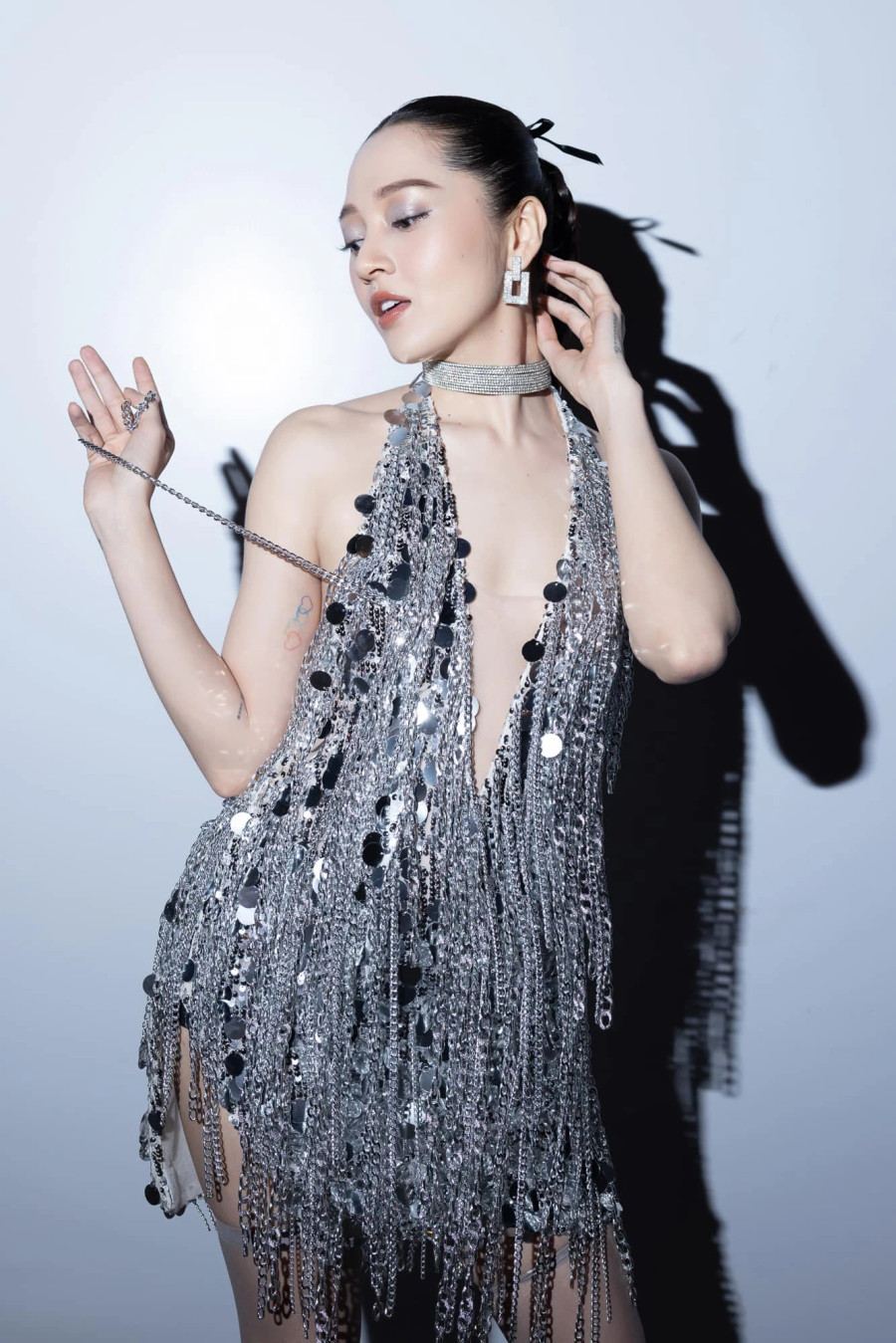 Người đẹp 32 tuổi luôn biết cách lựa chọn trang phục có khả năng tạo hiệu ứng kéo dài chân. Bên cạnh đó, cô ưu tiên chọn trang phục tôn vẻ gợi cảm, phối cùng phụ kiện, trang sức đá bắt mắt Người đẹp 32 tuổi luôn biết cách lựa chọn trang phục có khả năng tạo hiệu ứng kéo dài chân. Bên cạnh đó, cô ưu tiên chọn trang phục tôn vẻ gợi cảm, phối cùng phụ kiện, trang sức đá bắt mắt