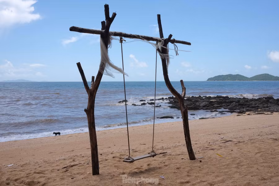 Bãi biển kéo dài dọc theo đảo Cái Chiên. Ảnh: Trần An.