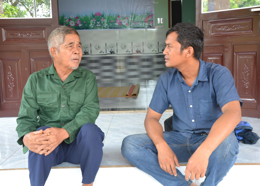 Ông Rơ Mah Bông (bìa trái, làng Tu 2, xã Ia Ga, huyện Chư Prông) kể chuyện tham gia Chiến dịch Plei Me. Ảnh: H.C