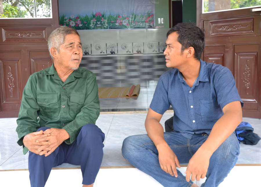 Ông Rơ Mah Bông (bìa trái, làng Tu 2, xã Ia Ga, huyện Chư Prông) kể chuyện tham gia Chiến dịch Plei Me. Ảnh: H.C