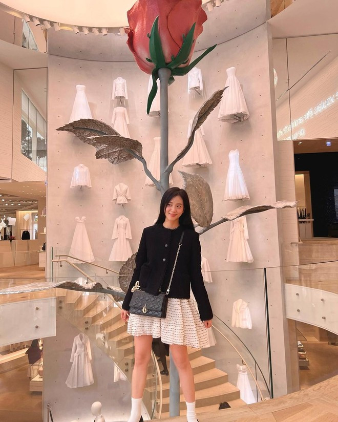 Khác với những chiếc váy ngắn đặc trưng, trang phục của Jisoo đôi khi cũng ngẫu hứng và phá cách như hầu hết những ngôi sao gen Z đình đám. Cô ưa chuộng nét đẹp cổ điển, tối giản và sự trẻ trung như chính lứa tuổi của mình Khác với những chiếc váy ngắn đặc trưng, trang phục của Jisoo đôi khi cũng ngẫu hứng và phá cách như hầu hết những ngôi sao gen Z đình đám. Cô ưa chuộng nét đẹp cổ điển, tối giản và sự trẻ trung như chính lứa tuổi của mình