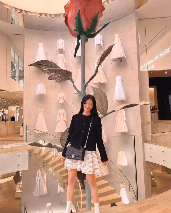 Khác với những chiếc váy ngắn đặc trưng, trang phục của Jisoo đôi khi cũng ngẫu hứng và phá cách như hầu hết những ngôi sao gen Z đình đám. Cô ưa chuộng nét đẹp cổ điển, tối giản và sự trẻ trung như chính lứa tuổi của mình