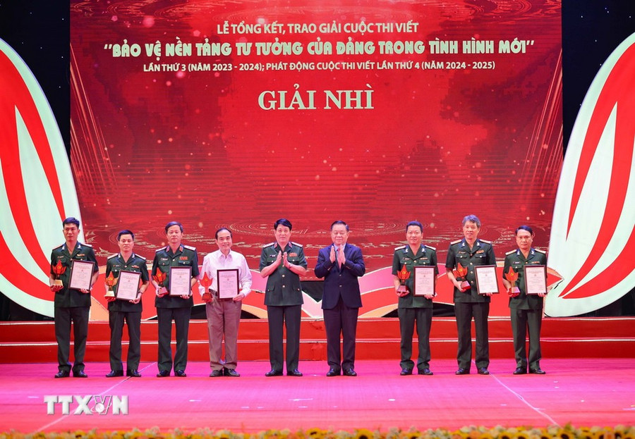Đại tướng Lương Cường, Ủy viên Bộ Chính trị, Chủ nhiệm Tổng cục Chính trị Quân đội Nhân dân Việt Nam và đồng chí Nguyễn Trọng Nghĩa, Bí thư Trung ương Đảng, Trưởng ban Tuyên giáo Trung ương trao giải Nhì cho các tác giả, nhóm tác giả. (Ảnh: Thanh Tùng/TTXVN)