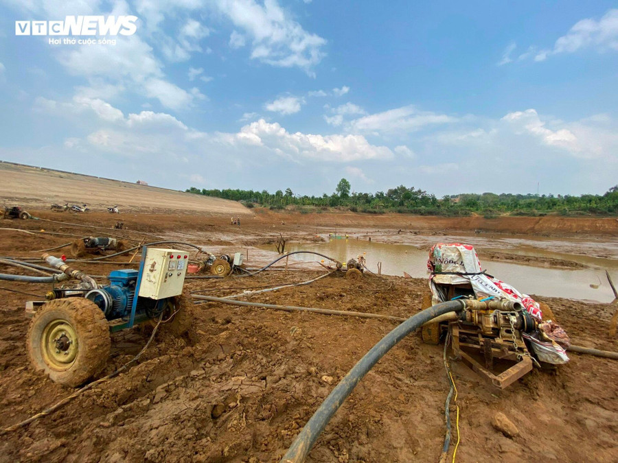 Ông Trịnh Quốc Bảo, Phó Giám đốc Công ty TNHH MTV Quản lý công trình thủy lợi Đắk Lắk cho biết, đến nay, trong số diện tích cây trồng mà công ty phục vụ tưới có hơn 1.380 ha cây trồng bị hạn, trong đó đã chống hạn được hơn 790ha, diện tích còn lại đang tích cực đặt máy bơm tận dụng nguồn nước còn lại dưới đáy hồ phục vụ chống hạn. Ông Trịnh Quốc Bảo, Phó Giám đốc Công ty TNHH MTV Quản lý công trình thủy lợi Đắk Lắk cho biết, đến nay, trong số diện tích cây trồng mà công ty phục vụ tưới có hơn 1.380 ha cây trồng bị hạn, trong đó đã chống hạn được hơn 790ha, diện tích còn lại đang tích cực đặt máy bơm tận dụng nguồn nước còn lại dưới đáy hồ phục vụ chống hạn.