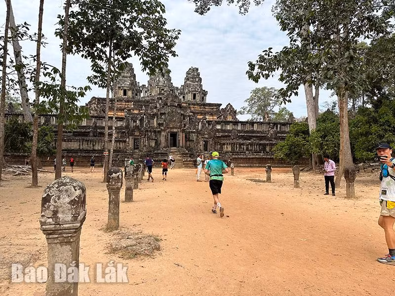 Đường chạy ngang qua những đền tháp tuyệt đẹp.