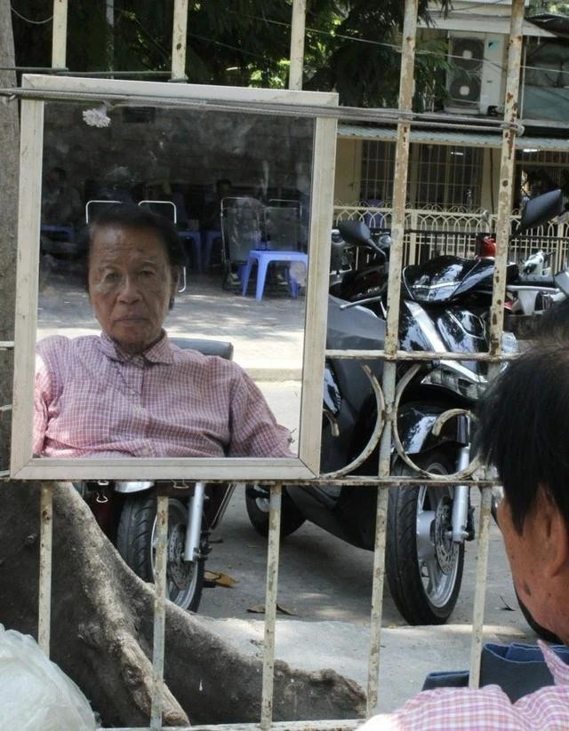 Cắt tóc vỉa hè lâu năm, ông Hòa là người chứng kiến nhiều sự thay đổi của TP.HCM