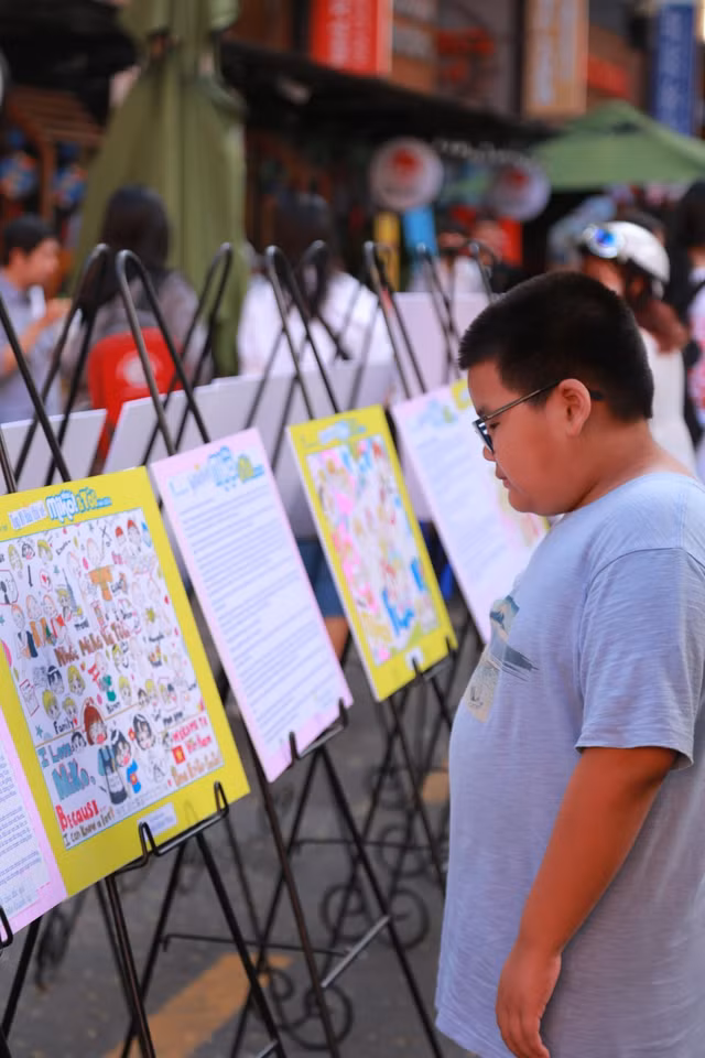 Bên cạnh phần giao lưu với "mẹ đẻ" của Nhóc Miko thì các hoạt động khác cũng vô cùng sôi nổi. Triển lãm tranh về bộ manga hơn 19 năm tuổi này khiến bạn đọc rất thích thú với nhiều thông tin giá trị. Ảnh: Đức Trung