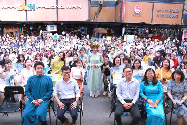 Tác giả Ono Eriko (áo dài, đứng giữa) nhận được sự chào đón nồng nhiệt của bạn đọc Việt Nam. Ảnh: Đức Trung