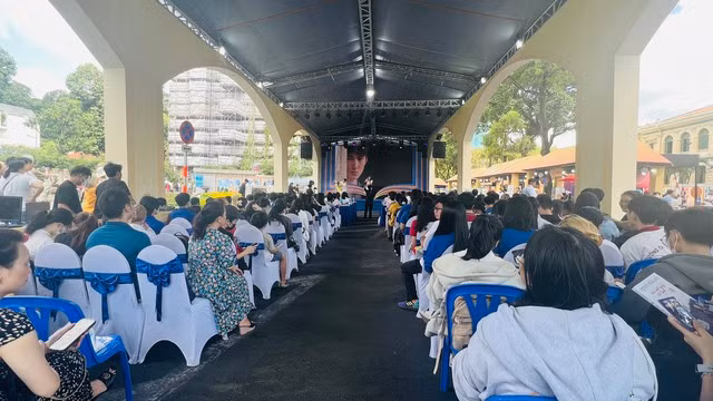 Mở đầu chương trình là các ca khúc bước ra từ những tác phẩm điện ảnh chuyển thể từ truyện Nguyễn Nhật Ánh. Ảnh: Lương Đình