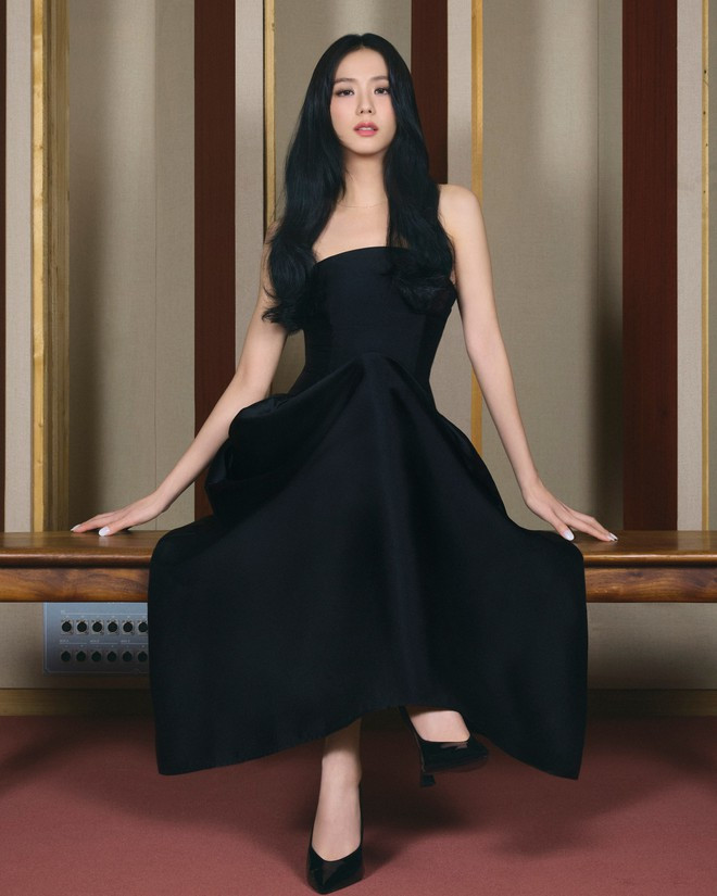 Nhan sắc không tì vết của nữ ca sĩ trong những chiếc đầm tiệc sang trọng và quyến rũ. Những thiết kế đơn sắc trên các gam màu cơ bản như đỏ và đen phù hợp với rất nhiều sự kiện và buổi tiệc. Chúng hợp phối cùng giày cao gót đơn sắc và có thể thêm vào những phụ kiện xinh xắn như nơ cài tóc, băng đô hoặc hoa cài trên áo Nhan sắc không tì vết của nữ ca sĩ trong những chiếc đầm tiệc sang trọng và quyến rũ. Những thiết kế đơn sắc trên các gam màu cơ bản như đỏ và đen phù hợp với rất nhiều sự kiện và buổi tiệc. Chúng hợp phối cùng giày cao gót đơn sắc và có thể thêm vào những phụ kiện xinh xắn như nơ cài tóc, băng đô hoặc hoa cài trên áo