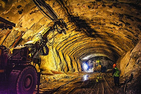 Hầm xuyên núi được anh em gọi tên là hầm Đặng Thùy Trâm. Ảnh: Văn Chương Hầm xuyên núi được anh em gọi tên là hầm Đặng Thùy Trâm. Ảnh: Văn Chương