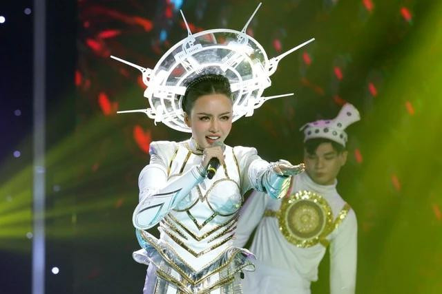 Ngô Thái Ngân vỡ òa khi tiếp tục giành danh hiệu quán quân Tỏa sáng sao đôi