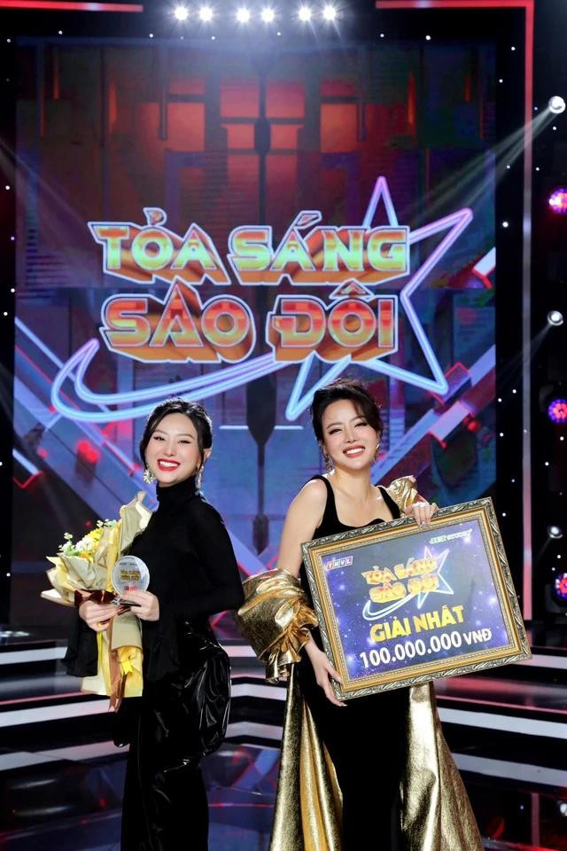 Ngô Thái Ngân cùng đồng đội vỡ òa trong giây phút nhận giải