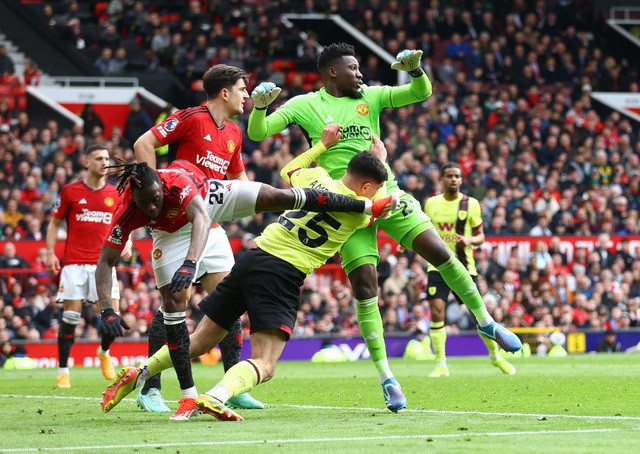 Andre Onana đấm thẳng vào mặt Amdouni... Andre Onana đấm thẳng vào mặt Amdouni...