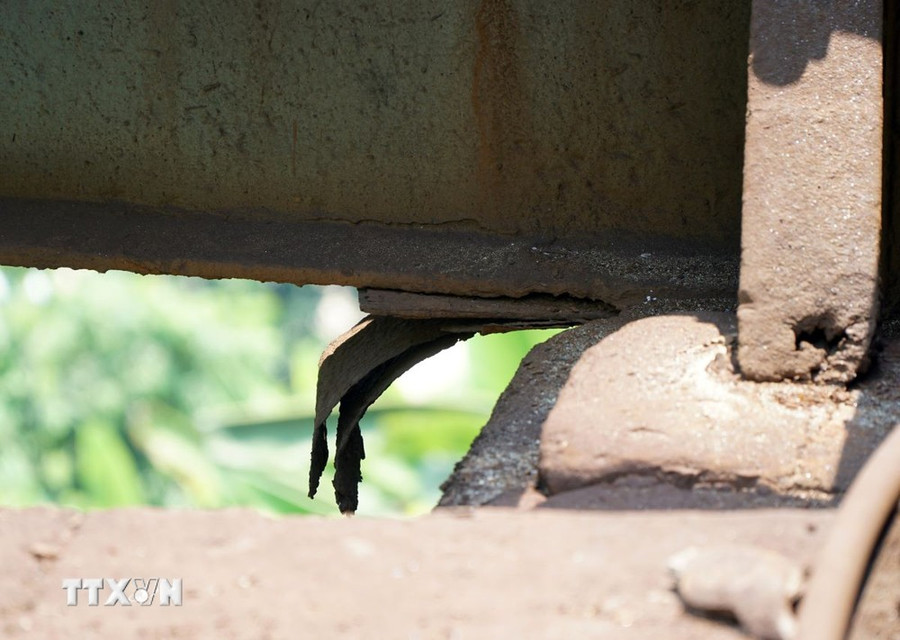 Nhiều dầm thép, cấu kiện của tuyến đường sắt đã bị rỉ sét. (Ảnh: Quốc Dũng/TTXVN) Nhiều dầm thép, cấu kiện của tuyến đường sắt đã bị rỉ sét. (Ảnh: Quốc Dũng/TTXVN)