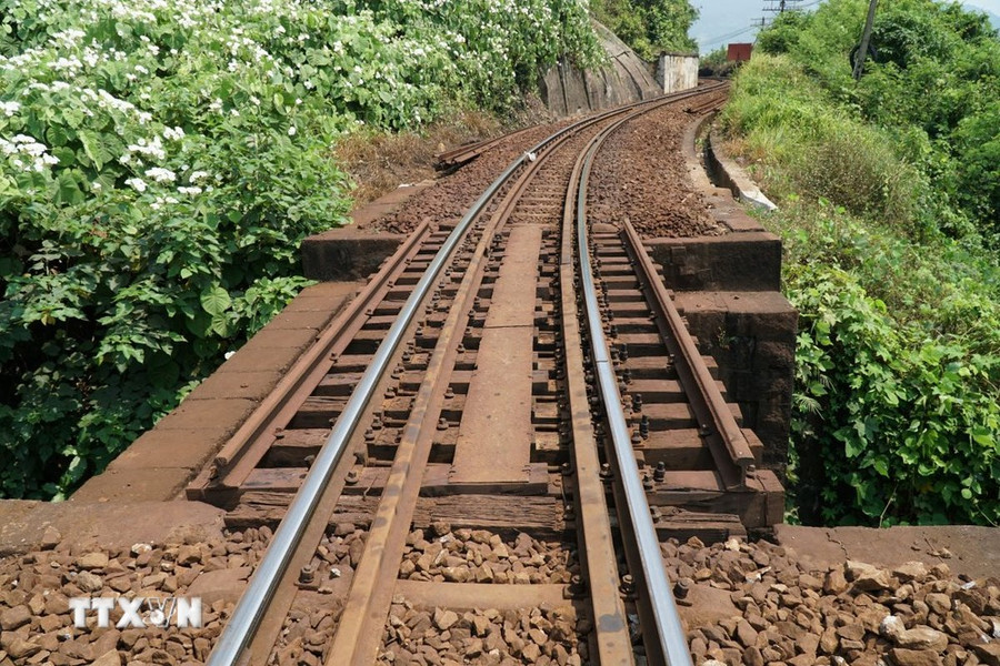 Tuyến đường sắt qua khu vực đèo Hải Vân hiện đã bị xuống cấp. (Ảnh: Quốc Dũng/TTXVN) Tuyến đường sắt qua khu vực đèo Hải Vân hiện đã bị xuống cấp. (Ảnh: Quốc Dũng/TTXVN)