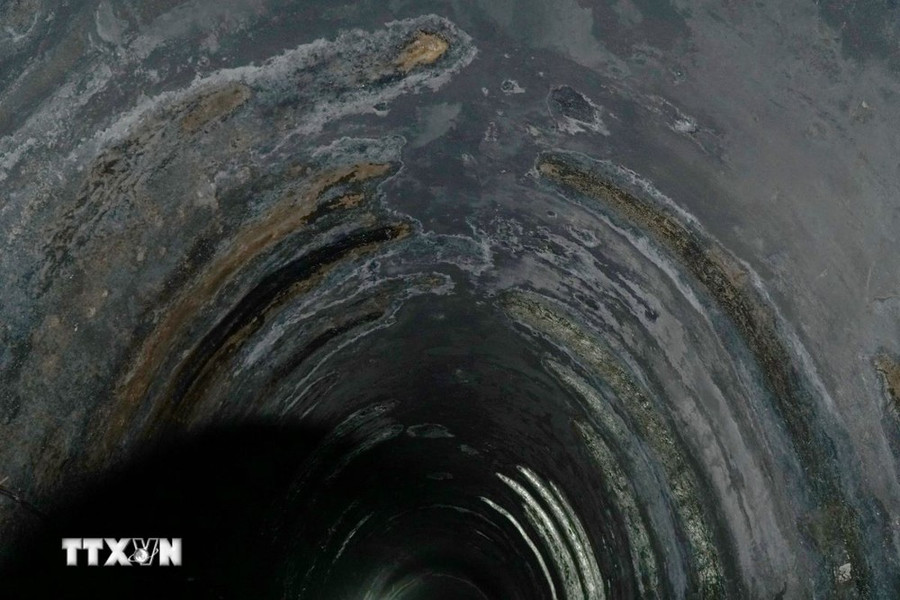 Mái vòm của Hầm đường sắt số 14 bị thấm nứt, rò rỉ nước ngầm. (Ảnh: Quốc Dũng/TTXVN) Mái vòm của Hầm đường sắt số 14 bị thấm nứt, rò rỉ nước ngầm. (Ảnh: Quốc Dũng/TTXVN)