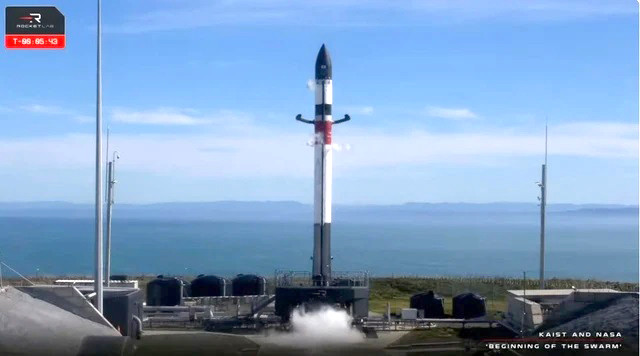 Tên lửa không gian của Rocket Lab cất cánh từ sân bay vũ trụ ở Mahia, New Zealand, mang theo vệ tinh nano đầu tiên của Hàn Quốc vào ngày 24-4. Ảnh: ROCKET LAB