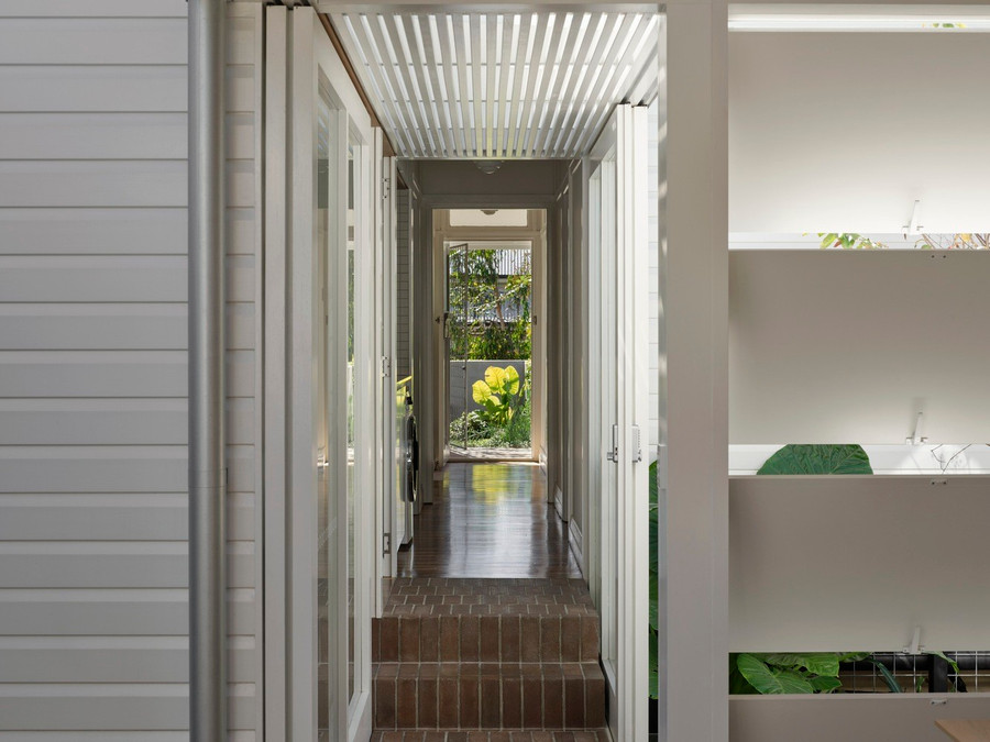 Để ngôi nhà luôn tràn ngập ánh sáng, các cửa đều được làm bằng kính trong suốt kết hợp với trần nhà ốp gỗ và sàn gạch bóng để đạt hiệu ứng về ánh sáng tốt nhất.