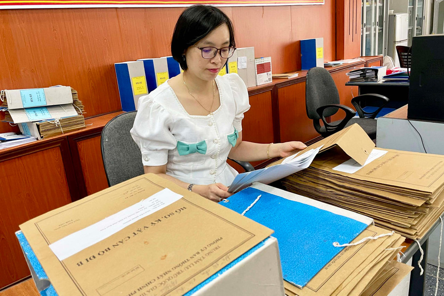 Viên chức Trung tâm Lưu trữ lịch sử tỉnh kiểm tra hồ sơ, kỷ vật của cán bộ đi B trước khi trao trả. Ảnh: P.D Viên chức Trung tâm Lưu trữ lịch sử tỉnh kiểm tra hồ sơ, kỷ vật của cán bộ đi B trước khi trao trả. Ảnh: P.D